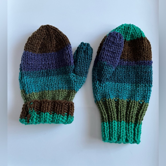 Hand Knit 🧶 Hat & Mittens Set - Picture 6 of 7